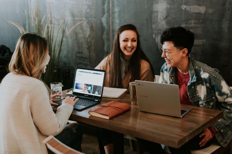 Studierende lachen im Café