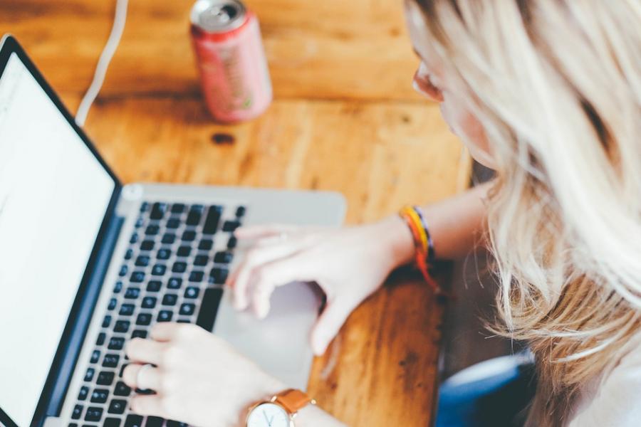 Studentin arbeitet am Computer