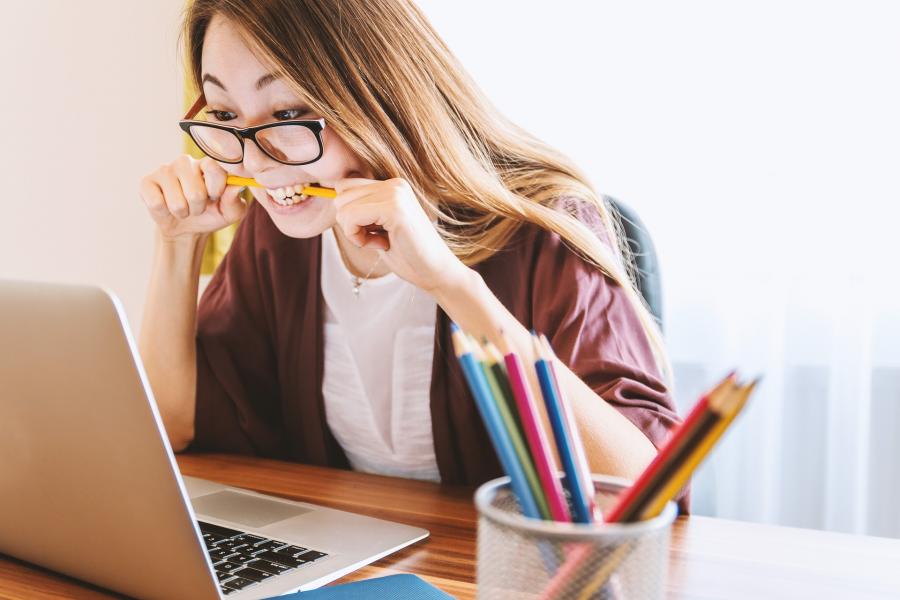 Studierende lernt am Laptop